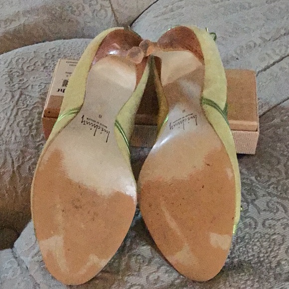 Green suede with metallic accent peep toe and wooden heel - Picture 2 of 3